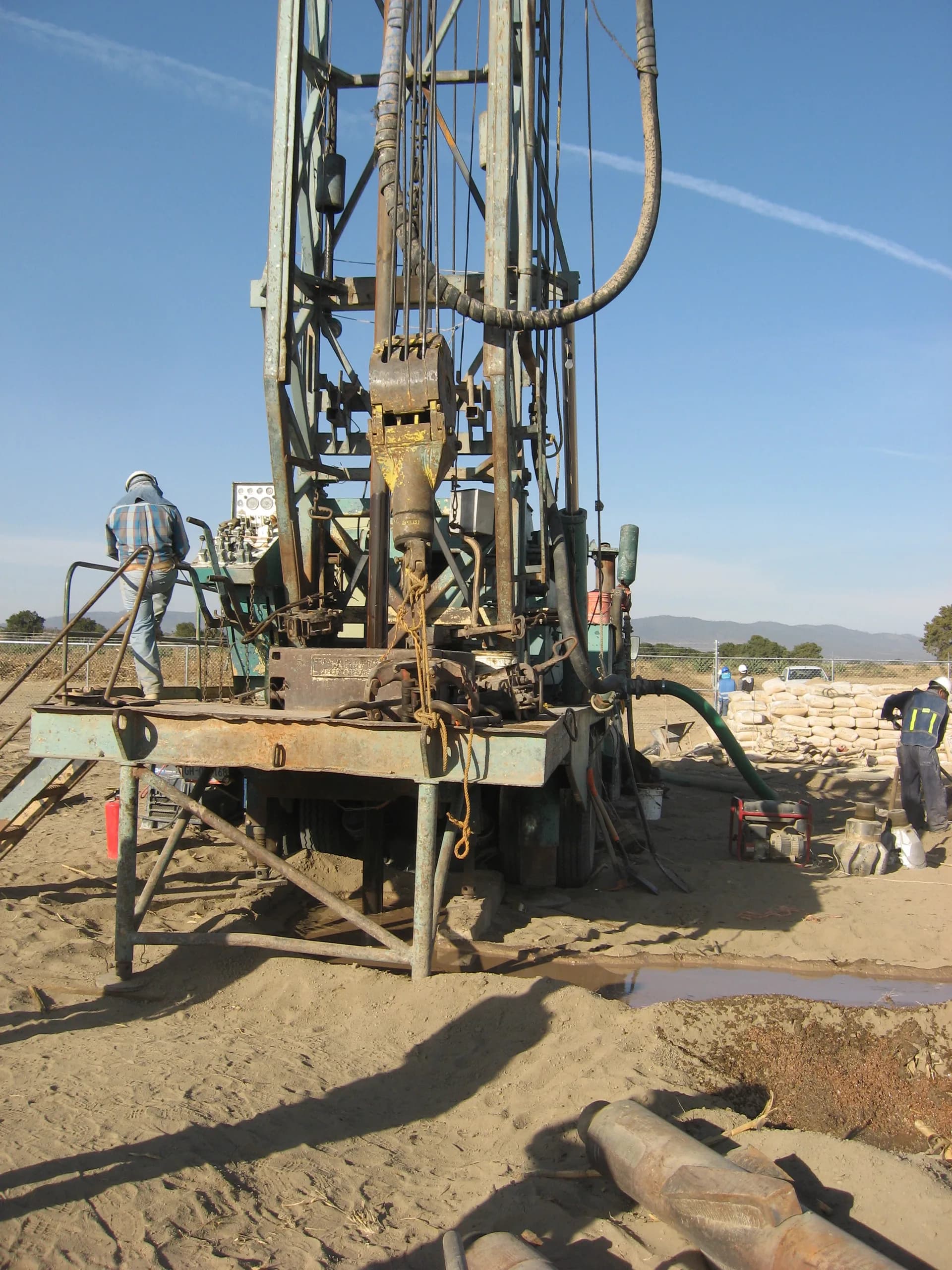 Equipo de perforación GEOHMAC en campo